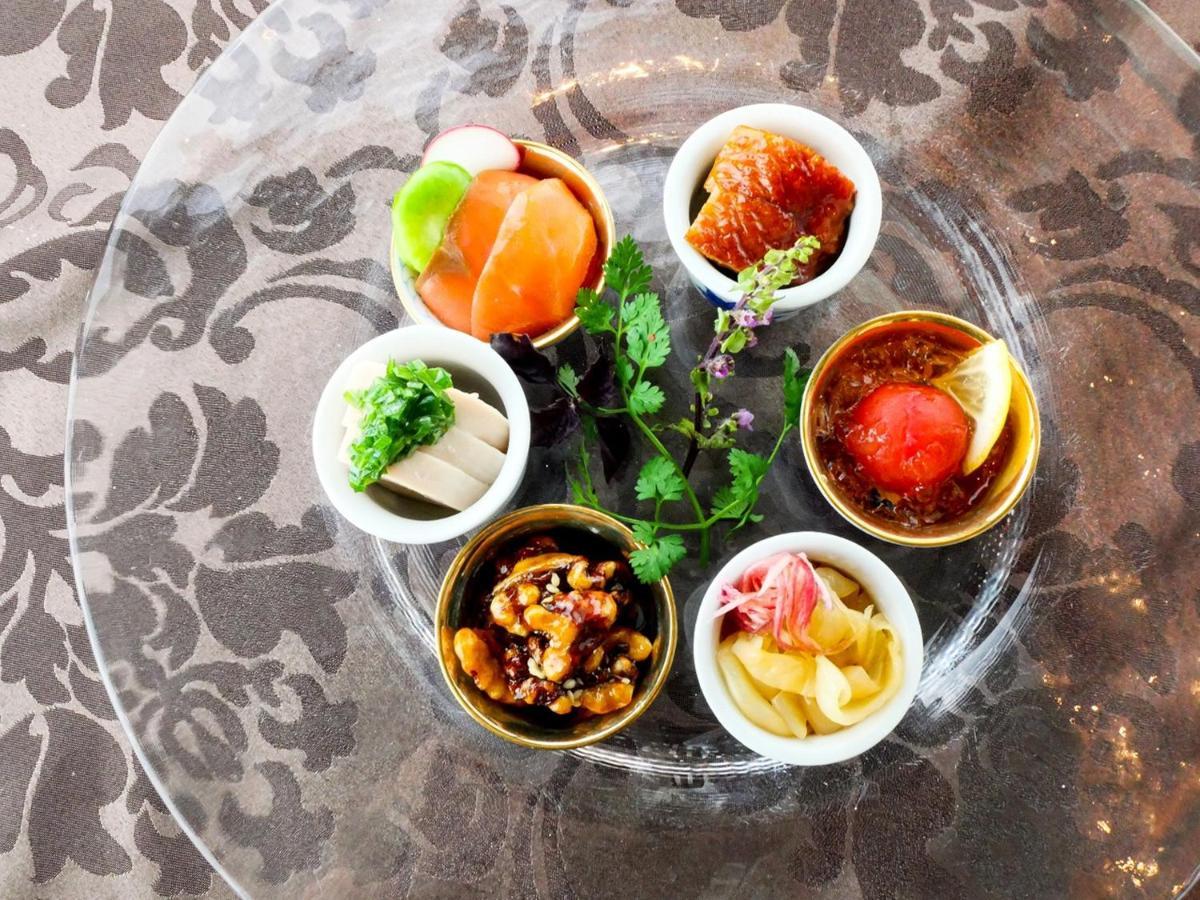 Hotel Emisia Sapporo Luaran gambar A selection of Indian chutneys